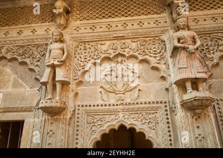 Schnitzereien von Musikern im Maheshwar Fort in Maheshwar, Madhya Pradesh, Indien Stockfoto