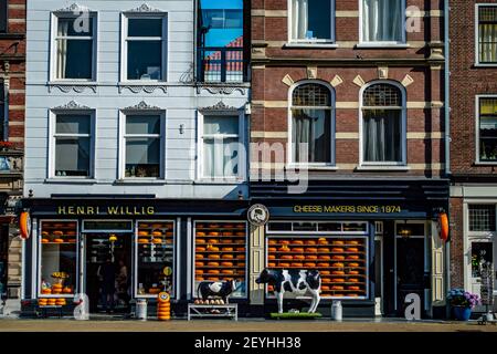 Delft, Niederlande - 11. Juli 2019: Käseladen in der Stadt Delft in den Niederlanden, Verkauf von holländischem Käse Stockfoto