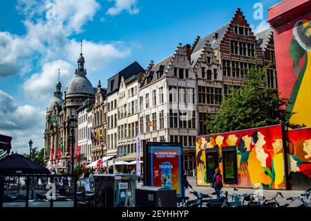 Antwerpen, Belgien - 12. Juli 2019: Alte Gebäude in der Innenstadt von Antwerpen (Antwerpen) in Belgien Stockfoto