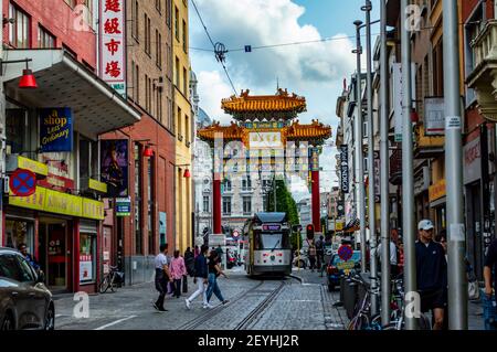 Antwerpen, Belgien - 12. Juli 2019: Menschen wandern in Chinatown von Antwerpen, Belgien Stockfoto