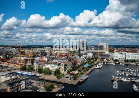 Antwerpen, Belgien - 12. Juli 2019: Luftaufnahme der Stadt Antwerpen in Belgien an einem sonnigen Sommertag mit schönen Wolken. Stockfoto