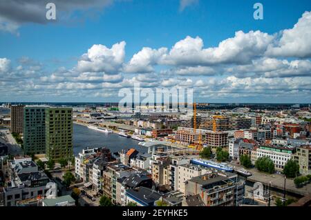 Antwerpen, Belgien - 12. Juli 2019: Luftaufnahme der Stadt Antwerpen, Belgien, an einem sonnigen Sommertag, mit modernen Gebäuden Stockfoto