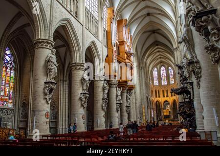 Brüssel, Belgien - 13. Juli 2019: Im Inneren der Kathedrale St. Michael und St. Gudula in Brüssel, Belgien Stockfoto