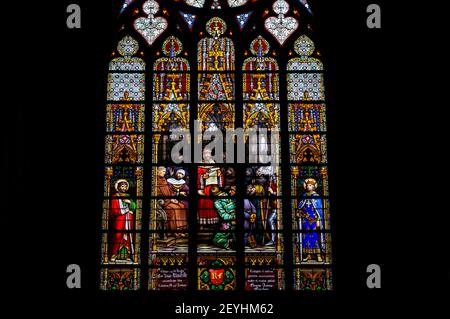Brüssel, Belgien - 13. Juli 2019: Glasfenster der Kathedrale St. Michael und St. Gudula in Brüssel, Belgien Stockfoto