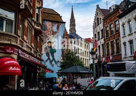 Brüssel, Belgien - 13. Juli 2019: Straßenansicht der Altstadt von Brüssel mit einem großen Wandbild auf einer Backsteinmauer, Teil des Broussaille Mural Comic-Strip Stockfoto
