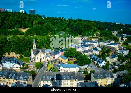 Luxemburg-Stadt, Luxemburg - 15. Juli 2019: Schöner Blick auf die Altstadt von Luxemburg-Stadt an einem sonnigen Sommertag Stockfoto