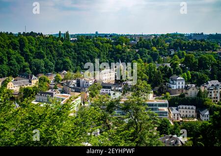 Luxemburg-Stadt, Luxemburg - 15. Juli 2019: Eine schöne Luftaufnahme von Luxemburg-Stadt in Europa an einem sonnigen Sommertag Stockfoto