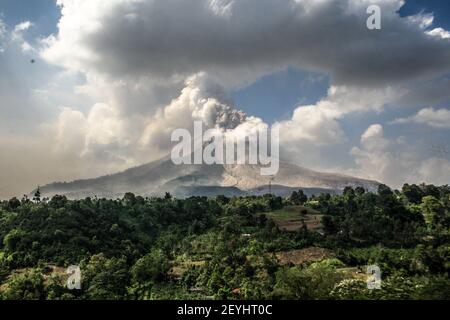 Beratagi, Nord-Sumatera, Indonesien. März 2021, 2nd. Der Berg Sinabung in Karo Regency, Nord-Sumatra, brach erneut aus und spütete vulkanische Asche bis zu 2000 Meter Ost-Südost. Kredit: Kartik Byma/SOPA Images/ZUMA Wire/Alamy Live Nachrichten Stockfoto