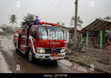 Beratagi, Nord-Sumatera, Indonesien. März 2021, 2nd. Feuerwehrleute kommen zusammen mit Feueringenieuren an, um die vulkanischen Materialien am Mount Sinabung zu reinigen.der Berg Sinabung im Karo Regency, Nordsumatra, brach erneut aus und spüffelte bis zu 2000 Meter Ost-Südost vulkanische Asche. Kredit: Kartik Byma/SOPA Images/ZUMA Wire/Alamy Live Nachrichten Stockfoto