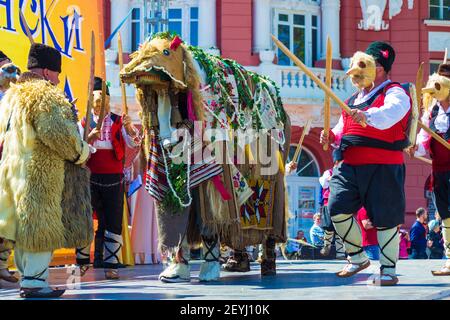 Bulgarische Kukeri am Karneval von Varna.Kukeri sind kunstvoll kostümierte bulgarische Männer, die traditionelle Rituale durchführen, die böse Geister vertreiben sollen. Stockfoto