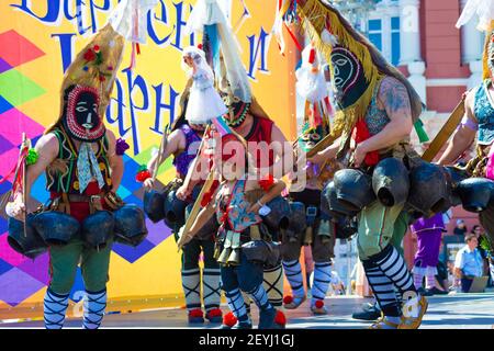 Bulgarische Kukeri am Karneval von Varna.Kukeri sind kunstvoll kostümierte bulgarische Männer, die traditionelle Rituale durchführen, die böse Geister vertreiben sollen. Stockfoto