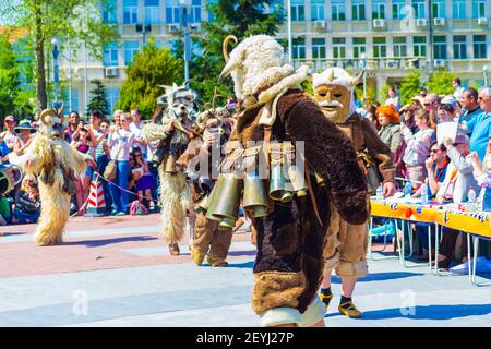 Bulgarische Kukeri am Karneval von Varna.Kukeri sind kunstvoll kostümierte bulgarische Männer, die traditionelle Rituale durchführen, die böse Geister vertreiben sollen. Stockfoto