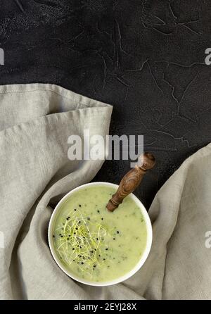Gesundes vegetarisches Mittagessen. Brokkoli-Suppe in vertikaler Ausrichtung Stockfoto