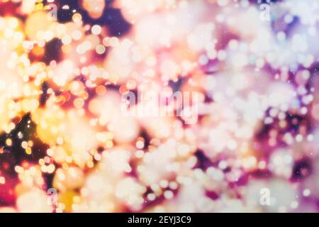 Weihnachten festliche Hintergrund. Verschwommener Weihnachtshintergrund, festlicher mehrfarbiger Bokeh-Hintergrund. Stockfoto