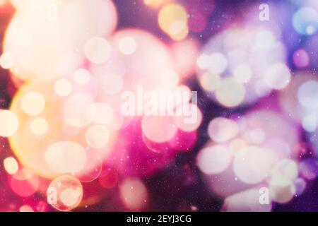 Weihnachten festliche Hintergrund. Verschwommener Weihnachtshintergrund, festlicher mehrfarbiger Bokeh-Hintergrund. Stockfoto