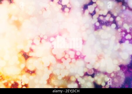 Weihnachten festliche Hintergrund. Verschwommener Weihnachtshintergrund, festlicher mehrfarbiger Bokeh-Hintergrund. Stockfoto