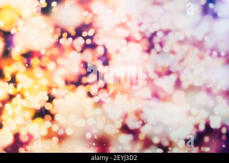 Weihnachten festliche Hintergrund. Verschwommener Weihnachtshintergrund, festlicher mehrfarbiger Bokeh-Hintergrund. Stockfoto