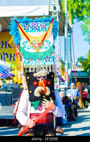 Bulgarische Kukeri am Karneval von Varna.Kukeri sind kunstvoll kostümierte bulgarische Männer, die traditionelle Rituale durchführen, die böse Geister vertreiben sollen. Stockfoto