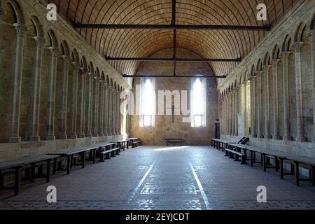 Mont Saint-Michel, Frankreich. Juli 2020; UNESCO-Weltkulturerbe. Benediktinerabtei, VII - XVI Jahrhunderte. Das Hauptrefektorium. Stockfoto