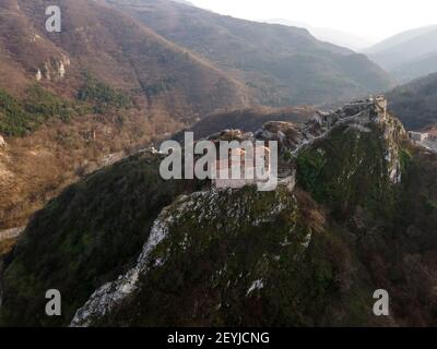 Luftaufnahme der Ruinen der mittelalterlichen Festung Asen, Asenovgrad, Plovdiv Region, Bulgarien Stockfoto