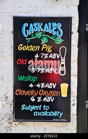 Cask Ales Schild vor einem Pub in Clovelly, Devon, England Stockfoto