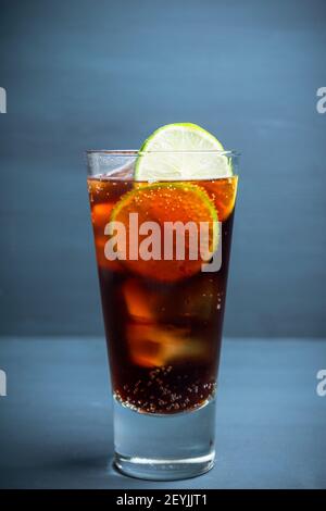 Cuba libre Cocktail auf dem rustikalen Hintergrund. Selektiver Fokus. Stockfoto