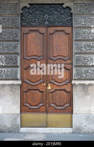 Alte Holzhaus Tür Monza Europa Stockfoto