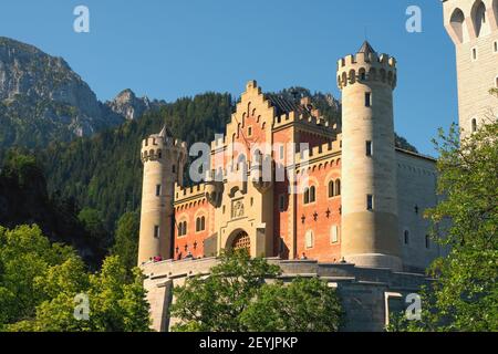 Niedrige Ansicht des Portals des berühmten romantischen Eklektizismus-Palastes Neuschwanstein aus dem 19th. Jahrhundert in Schwangau, Bayern, Deutschland, Europa Stockfoto