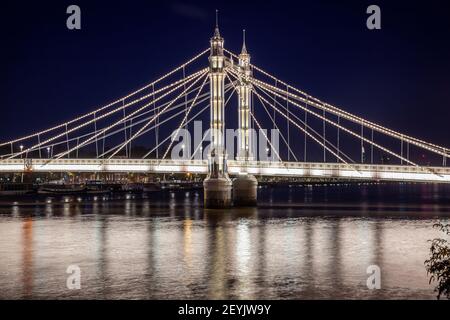 Großbritannien, England, London, Battersea, Albert Bridge über die Themse bei Nacht Stockfoto