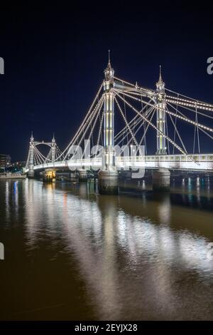 Großbritannien, England, London, Battersea, Albert Bridge über die Themse bei Nacht Stockfoto