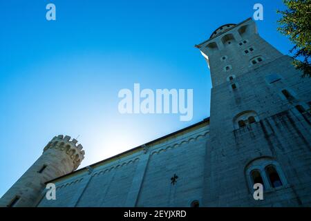 Low-Angle-Ansicht des berühmten 19th Jahrhundert romantischen Eklektizismus Schloss Neuschwanstein in Schwangau, Bayern, Deutschland, Europa Stockfoto