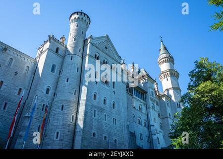 Low-Angle-Ansicht des berühmten 19th Jahrhundert romantischen Eklektizismus Schloss Neuschwanstein in Schwangau, Bayern, Deutschland, Europa Stockfoto