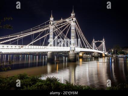 Großbritannien, England, London, Battersea, Albert Bridge über die Themse bei Nacht Stockfoto