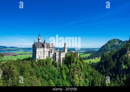 Blick auf das berühmte und erstaunliche Schloss Neuschwanstein, Bayern, Deutschland, von der Marienbrücke aus gesehen, einer Fußgängerbrücke über eine Klippe Stockfoto