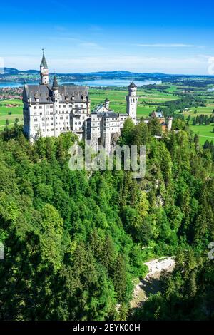 Blick auf das berühmte und erstaunliche Schloss Neuschwanstein, Bayern, Deutschland, von der Marienbrücke aus gesehen, einer Fußgängerbrücke über eine Klippe Stockfoto