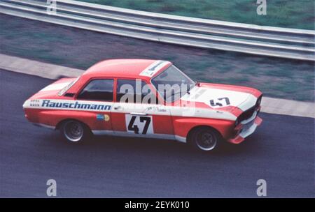 Ein Opel Ascona A bei einem Tourenwagen-Rennen auf der Nürburgring Nordschleife in der Eifel 1970s Stockfoto