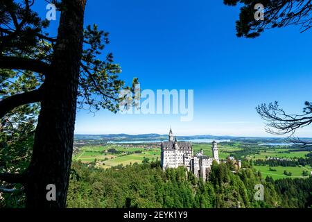 Blick auf das berühmte und erstaunliche Schloss Neuschwanstein, Bayern, Deutschland, von der Marienbrücke aus gesehen, einer Fußgängerbrücke über eine Klippe Stockfoto