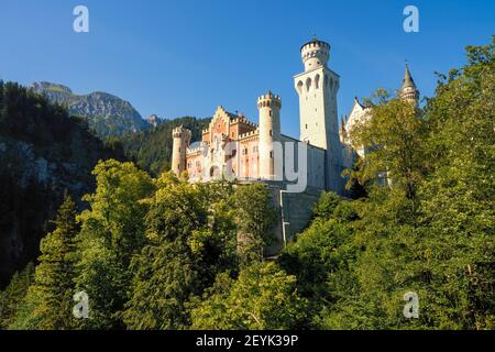 Niedrige Ansicht des Portals des berühmten romantischen Eklektizismus-Palastes Neuschwanstein aus dem 19th. Jahrhundert in Schwangau, Bayern, Deutschland, Europa Stockfoto