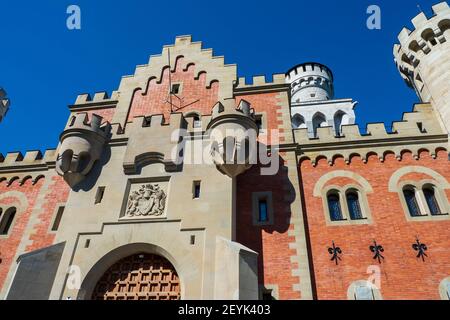 Niedrige Ansicht des Portals des berühmten romantischen Eklektizismus-Palastes Neuschwanstein aus dem 19th. Jahrhundert in Schwangau, Bayern, Deutschland, Europa Stockfoto