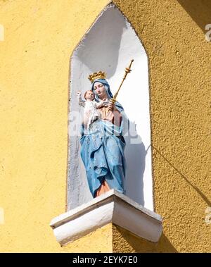 Madonna mit göttlichem Säugling an einer Mauer in Bayern, Deutschland Stockfoto