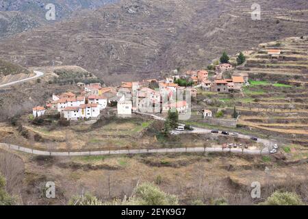 Peroblasco Dorf vom gegenüberliegenden Berg aus gesehen. Bekannt für sein Fest des farbigen Rauchs im Sommer. La Rioja, Spanien. Stockfoto