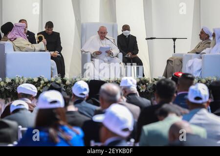 Nasiriyah, Irak. März 2021, 06th. Papst Franziskus (C) hält eine Rede während eines interreligiösen Treffens im sumerischen Stadtstaat Ur, das in der Bibel als Heimat des Propheten Abraham, des Vaters der drei monolithischen Glaubensrichtungen Judentum, Christentum und Islam, erwähnt wird. Papst Franziskus kam am Freitag zum ersten Papstbesuch im Nahen Osten in den Irak, wo die christliche Gemeinschaft in Kriegsjahren geschrumpft ist. Quelle: Ameer Al Mohammedaw/dpa/Alamy Live News Stockfoto