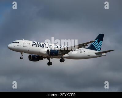 Porto, Portugal - 27. Juli 2019: F-HFUL Aigle Azur Airbus A320-200 in der Luft über Porto Stockfoto