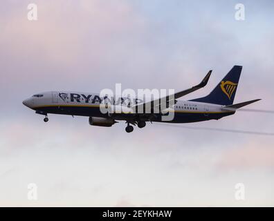 Porto, Portugal - 27. Juli 2019: Ei-FOM Ryanair Boeing 737-8AS in der Luft über den Flughafen Porto Stockfoto