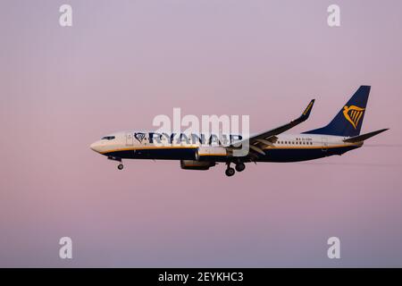 Porto, Portugal - 27. Juli 2019: Ei-EBO Ryanair Boeing 737-8AS in der Luft über den Flughafen Porto Ryanair ist ein irischer Billigflieger. Stockfoto