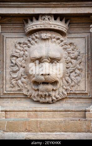 Florenz, Italien - 2021. Februar 19: Löwenkopf-Mauerwerk Detail, an der Fassade des Palazzo Pitti. Stockfoto