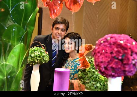 Das junge Paar hat Spaß beim Fotoshooting vor der Hochzeit im fünf-Sterne-Hotel in der Stadt Kalkutta. Stockfoto