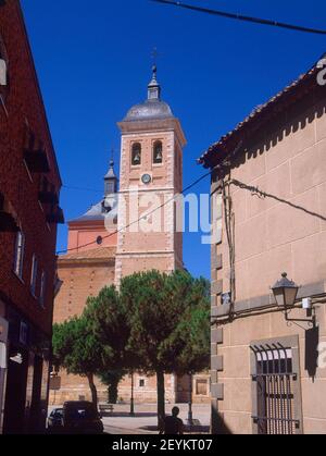 CALLE DE ACCESO A LA IGLESIA PARROQUIAL- COMENZADA EN 1578 Y TERMINADA EN 1715 AL FINALIZAR LA TORRE. ORT: IGLESIA DE LA ASUNCION. MECO. MADRID. SPANIEN. Stockfoto