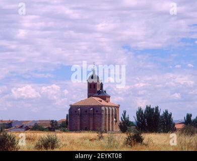 IGLESIA PARROQUIAL- COMENZADA EN 1578 Y TERMINADA EN 1715 AL FINALIZAR LA TORRE. ORT: IGLESIA DE LA ASUNCION. MECO. MADRID. SPANIEN. Stockfoto