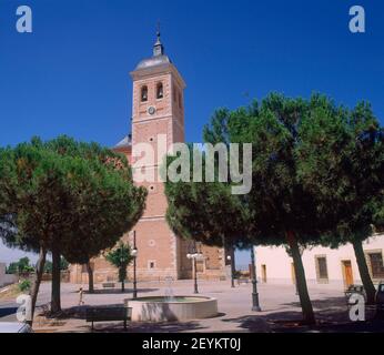 IGLESIA PARROQUIAL- COMENZADA EN 1578 Y TERMINADA EN 1715 AL FINALIZAR LA TORRE. ORT: IGLESIA DE LA ASUNCION. MECO. MADRID. SPANIEN. Stockfoto